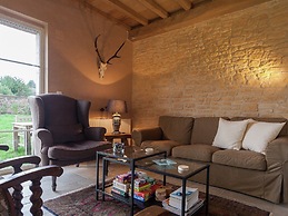 Beautifully Located Country House With Heated Pool