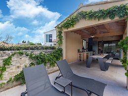Villa in Malaucene With Mont Ventoux Views
