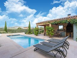 Villa in Malaucene With Mont Ventoux Views