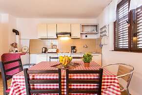 Apartment in Seline With Garden