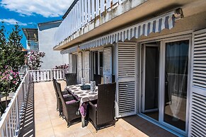 Apartment in Seline With Garden