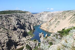 Apartment in Seline With Garden