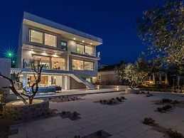 Luxurious Villa in Kozino With Fenced Garden