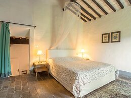 Belvilla by OYO Plush Farmhouse With Swimming Pool