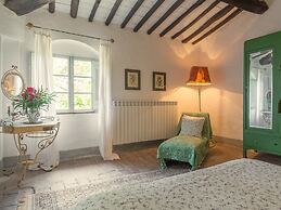 Belvilla by OYO Plush Farmhouse With Swimming Pool