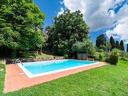 Belvilla by OYO Plush Farmhouse With Swimming Pool