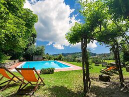 Belvilla by OYO Plush Farmhouse With Swimming Pool