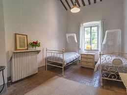 Belvilla by OYO Plush Farmhouse With Swimming Pool