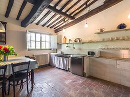 Belvilla by OYO Plush Farmhouse With Swimming Pool