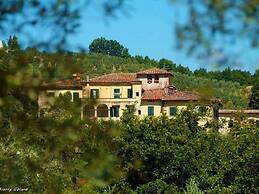 Belvilla by OYO Plush Farmhouse With Swimming Pool