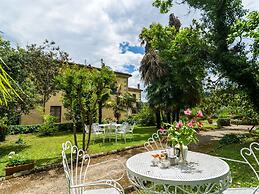 Belvilla by OYO Plush Farmhouse With Swimming Pool