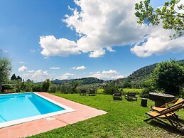 Belvilla by OYO Plush Farmhouse With Swimming Pool