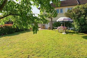 Cozy Garden Retreat Malemort