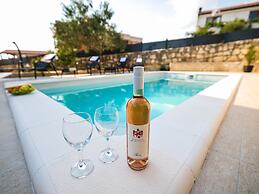 Spasious two Storey Holiday Home With Great Sea View Terrace