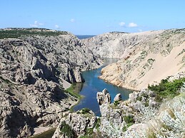 New Spacious Apartment Direct on the Beach