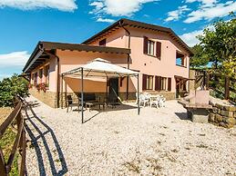 Agriturismo in the Appenines with Covered Swimming Pool & Hot Tub