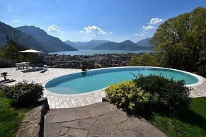 Flat in Villa With Pool and Lake View