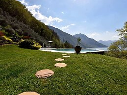 Flat in Villa With Pool and Lake View