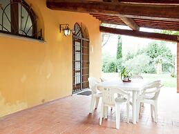 Modern Holiday Home in Vinci With Swimming Pool