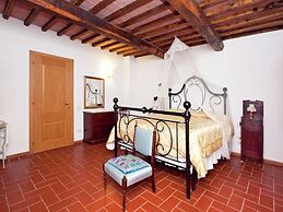 Modern Holiday Home in Vinci With Swimming Pool