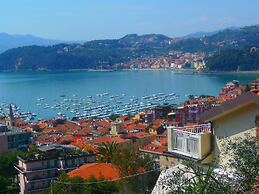 Cozy Holiday Home in Lerici near Sea