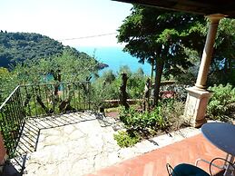Cozy Holiday Home in Lerici near Sea