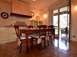 Luxurious Villa in Lombardy with Garden & Hot Tub