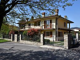 Luxurious Villa in Lombardy with Garden & Hot Tub