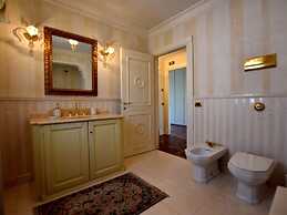 Luxurious Villa in Lombardy with Garden & Hot Tub