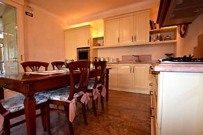 Luxurious Villa in Lombardy with Garden & Hot Tub