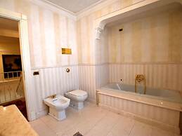 Luxurious Villa in Lombardy with Garden & Hot Tub