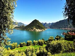 Luxurious Villa in Lombardy with Garden & Hot Tub