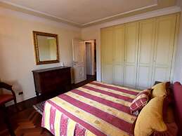 Luxurious Villa in Lombardy with Garden & Hot Tub