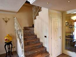 Luxurious Villa in Lombardy with Garden & Hot Tub