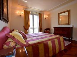 Luxurious Villa in Lombardy with Garden & Hot Tub