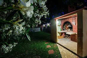 Private Estate With 2 Infinity Pools