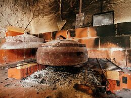 Private Estate With 2 Infinity Pools