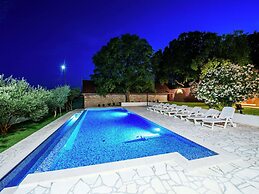 Private Estate With 2 Infinity Pools