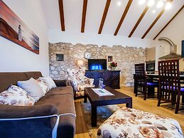 Private Estate With 2 Infinity Pools