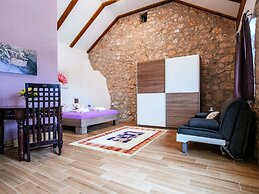 Private Estate With 2 Infinity Pools