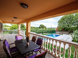 Private Estate With 2 Infinity Pools