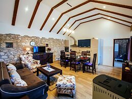 Private Estate With 2 Infinity Pools