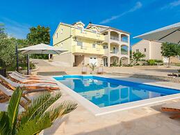 Beautiful Villa in Lisicic With Private Pool