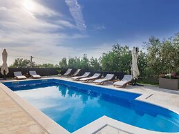 Beautiful Villa in Lisicic With Private Pool