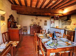 Cozy Farmhouse with Swimming Pool in Le Tolfe near Florence