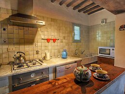 Cozy Farmhouse with Swimming Pool in Le Tolfe near Florence