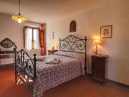 Cozy Farmhouse with Swimming Pool in Le Tolfe near Florence