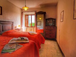 Cozy Farmhouse with Swimming Pool in Le Tolfe near Florence