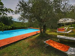 Cozy Farmhouse with Swimming Pool in Le Tolfe near Florence