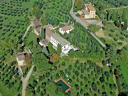 Cozy Farmhouse with Swimming Pool in Le Tolfe near Florence